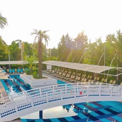 piscine extérieure avec un ponteau et des transats et parasols