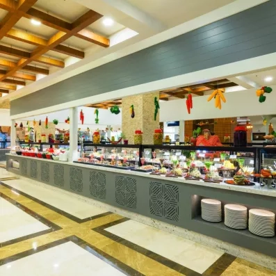 comptoir de buffet dans la salle de restaurant
