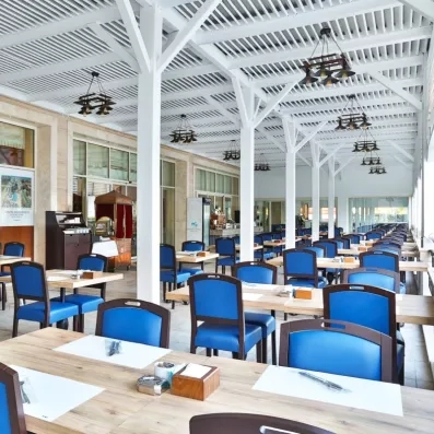 salle de restaurant sur la terrasse de l'hôtel
