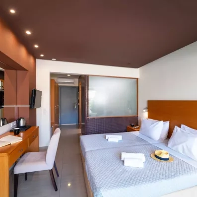 Chambre double avec deux lits collés, TV, bouilloire et coiffeuse avec grand miroir