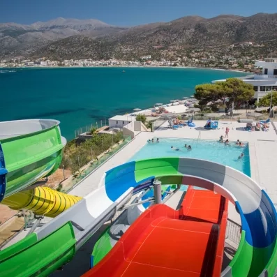 vue de haut des toboggans, la piscine, la plage et la montagne