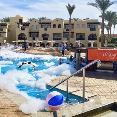 mousse party et bar de piscine pour un séjour club animé en Egypte.