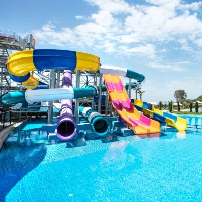 Un parc aquatique dynamique avec plusieurs toboggans plongeant dans la piscine.