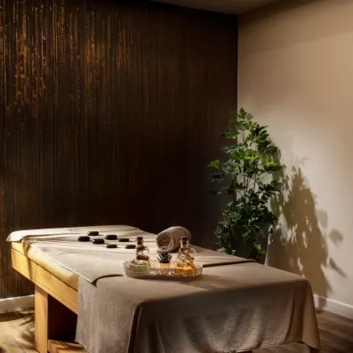 Une table de massage zen, agrémentée de pierres chaudes et d'huiles essentielles.