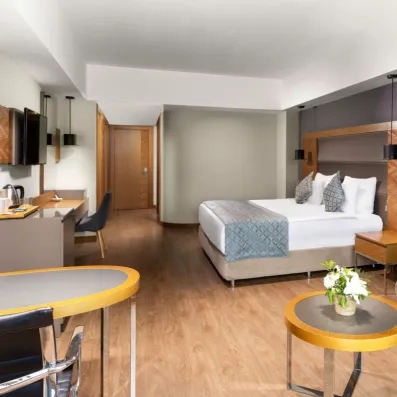 Une suite spacieuse, comprenant un coin bureau et un espace salon confortable.