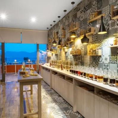 Un bar à spiritueux, mettant en avant un mur avec de nombreux flacons en verre alignés.