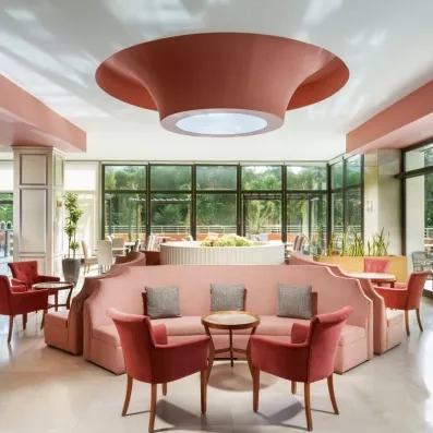 Un salon d'accueil sophistiqué, doté d'un mobilier en bois circulaire.