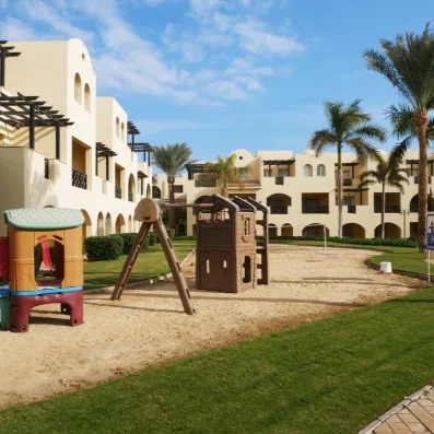 Aire de jeux pour enfants sur sable au cœur des jardins du Mondi Club, Egypte.