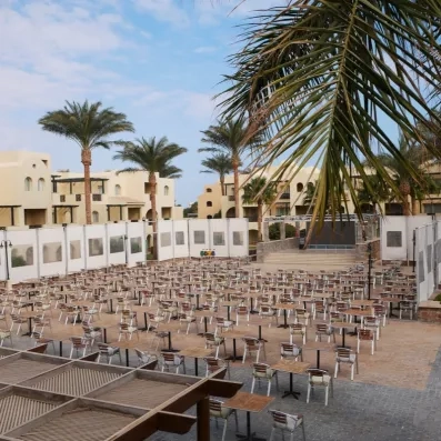 Grande terrasse extérieure de restaurant avec scène de spectacle au Stella Garden Hurghada, Egypte.
