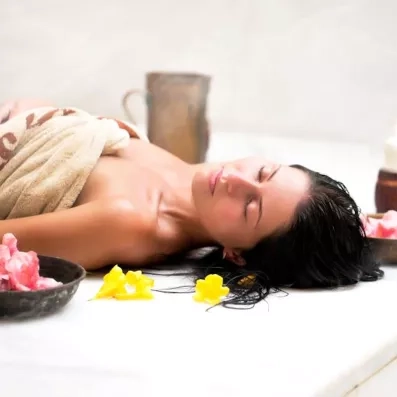 une personne qui profite du spa bien être pour faire un soin, massage