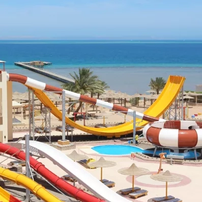 aquapark de l'hôtel, piscines, transats, parasols, vue mer, palmier