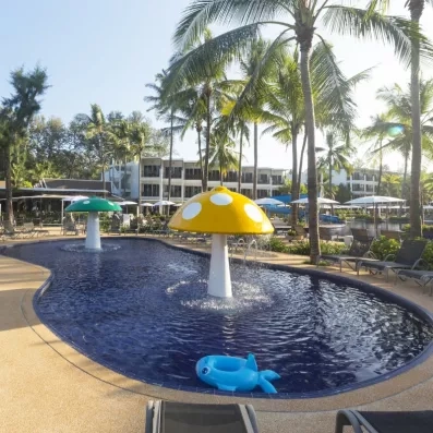 Une piscine extérieure avec des jeux d'eau pour enfants.