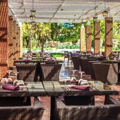 restaurant extérieur de l'hôtel sur la terrasse, sous l'ombre