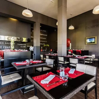 restaurant à la carte, table avec chaise et couverts en rouge et blanc