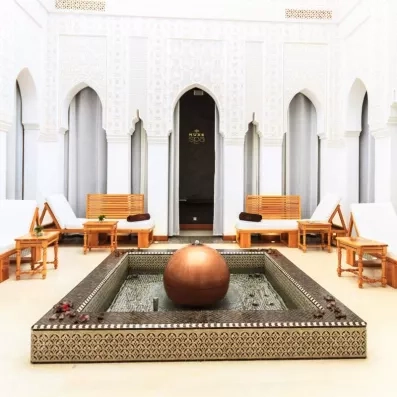 Patio du spa avec une fontaine au milieu de la cours 