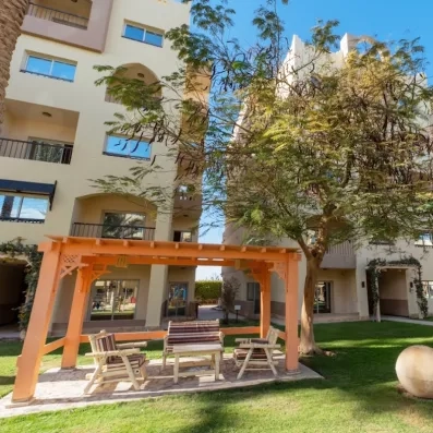 Jardin extérieure table sous paillote en bois, bâtiment de l'hôtel, terrasses chambres 