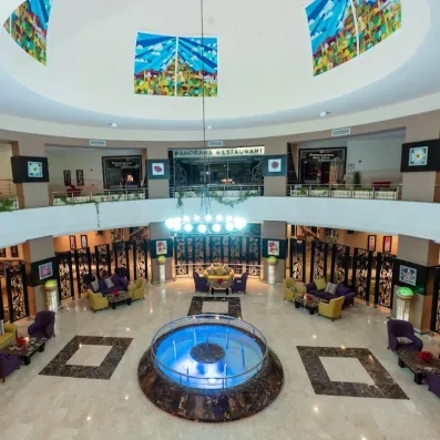 vue général du Hall de la réception, salons d'accueil, coupole au toit 