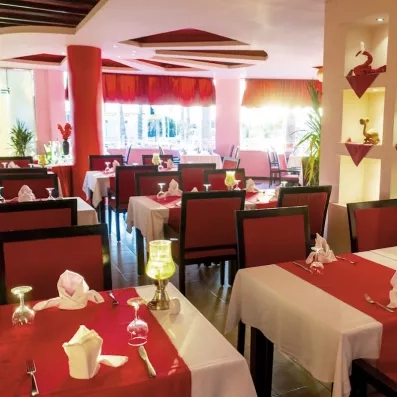 salle du restaurant chinois, de l'hôtel, chaises et tables dressées en rouge 