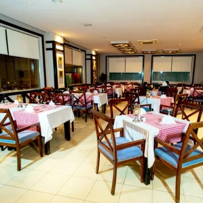 grande salle du restaurant de l'hôtel, chaises et tables dressées