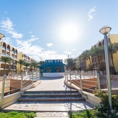 Façade  du Spa de l'hôtel à l'extérieur, palmiers, soleil, bâtiment de l'hôtel 