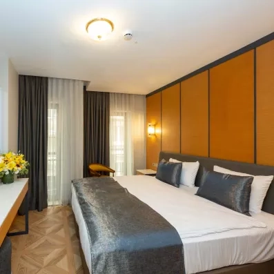 chambre avec un grand lit double 