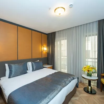 chambre avec un lit double et fenêtre