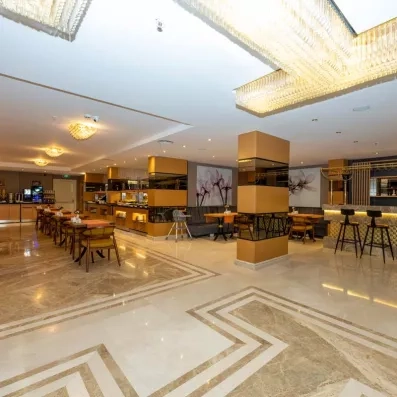 salle de restaurant avec espace buffet et espace bar