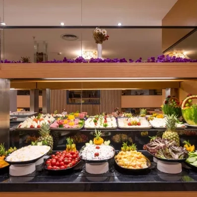 comptoir à buffet avec différentes propositions de plats