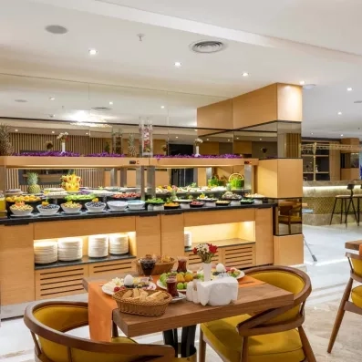 salle de restaurant avec comptoir à buffet au milieu