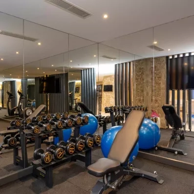 salle de fitness avec machines et équipements
