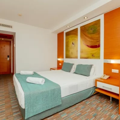 Une vue de la pièce depuis le coin salon montrant l'entrée de la chambre et le lit.