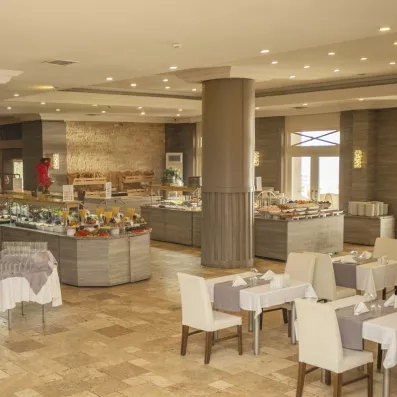 L'intérieur spacieux du restaurant principal, avec ses différents îlots de buffet.