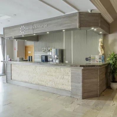 Le comptoir moderne, affichant un design avec des finitions en bois clair et en pierre.