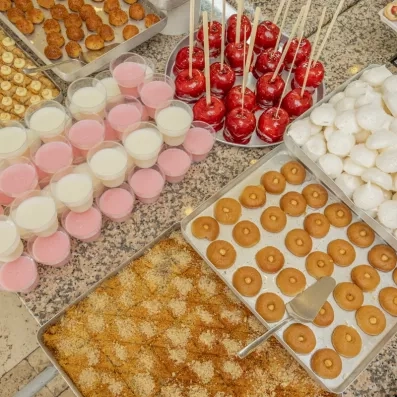 Un assortiment de différents desserts traditionnels turcs et des pommes d'amour.