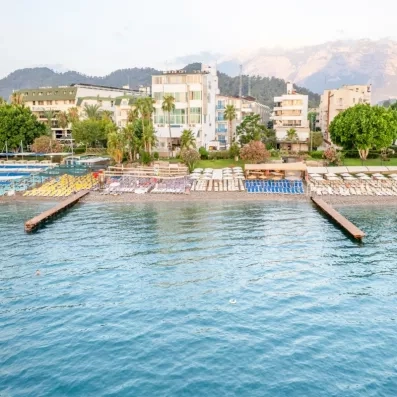 vue d'ensemble de la plage et de l'infrastructure de l'hôtel