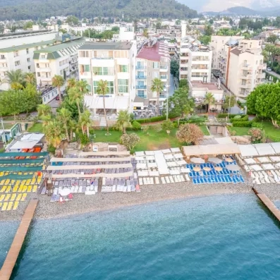 vue en hauteur de la plage avec des transats et parasols