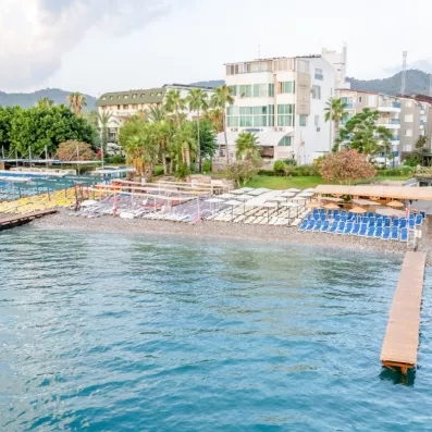 vue en hauteur de la plage et de la mer ainsi que de l'hôtel