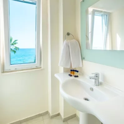 salle de bain avec vue sur la mer