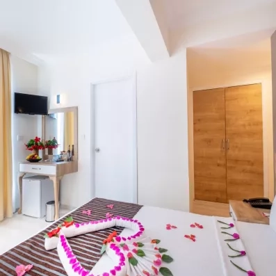 chambre avec un grand lit double