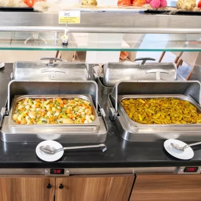 vue de près du buffet avec des plats chauds