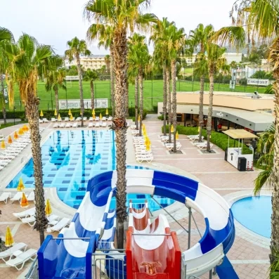 piscine avec toboggans