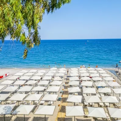 plage avec transats et parasols 