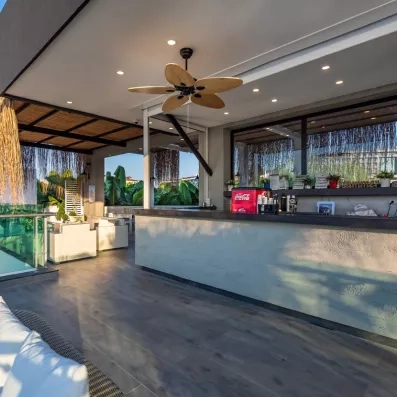 un snack bar extérieur sur la terrasse