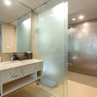 Une salle de bain, avec un plan vasque en marbre et une douche.