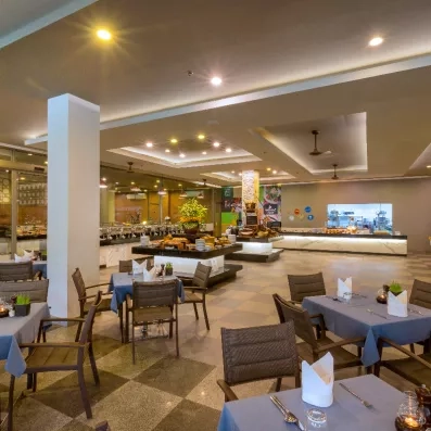 Une vaste salle de réception avec de nombreuses tables nappées.