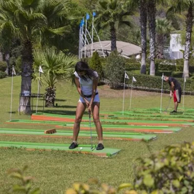 terrain de mini golf en extérieur