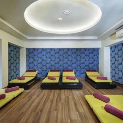 espace de détente avec transats et serviettes 