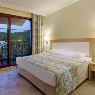 chambre avec un lit double et un balcon