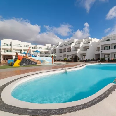 Une piscine et une aire de jeux aquatique colorée avec un toboggan.
