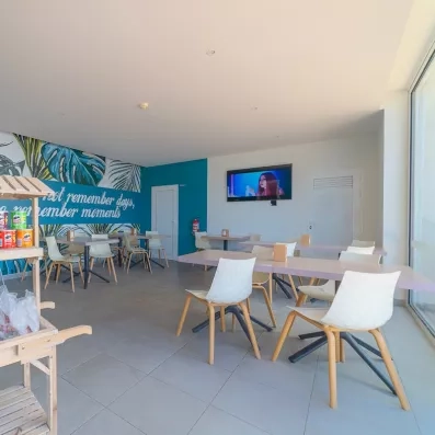 Cette salle lumineuse présente des murs décorés et un mobilier moderne épuré.